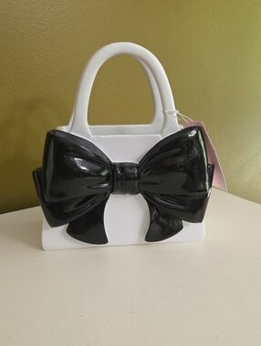 NWT White/black Vace Ceramic  Bow Accent Handbag